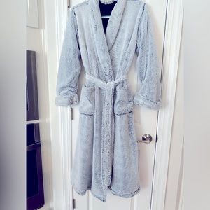 Soma Intimates and Sleepwear| Luxe Faux Fur Ice Blue Women’s Robe, Size S/M